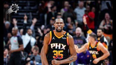 El estelar alero de los Phoenix Suns,&nbsp; Kevin Durant celebra el tiro libre anotado oara llegar a la cufra de 30.000 puntos en la NBA