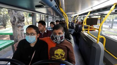 Pasajeros viajan en el metro-bus en la Ciudad de M&eacute;xico, el lunes 23 de marzo de 2020. Las autoridades de la ciudad anunciaron medidas para contener la propagaci&oacute;n del nuevo coronavirus, como cerrar bares, discotecas, museos, zool&oacute;gicos, cines, teatros y gimnasios a partir del lunes.&nbsp;