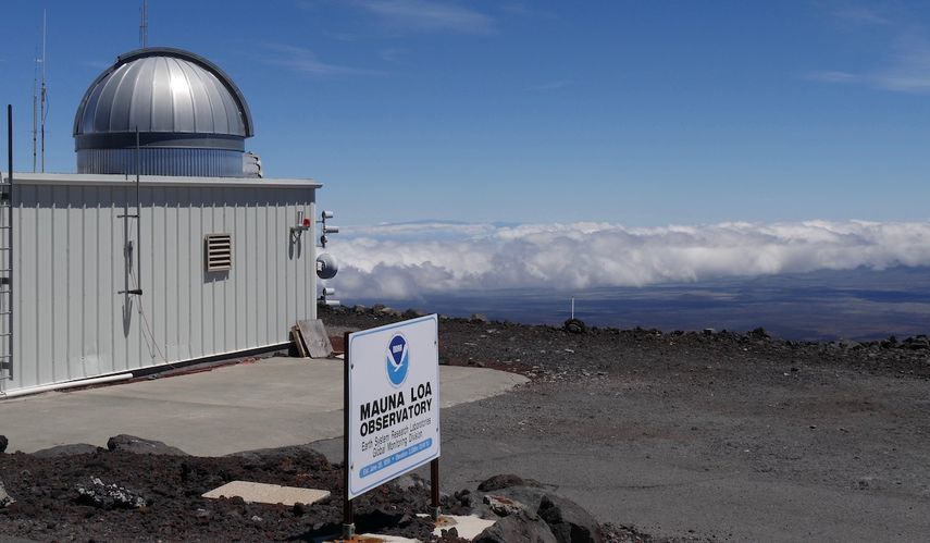 Fotografía de 2019 proporcionada por la Oficina Nacional de Administración Oceánica y Atmosférica de Estados Unidos (NOAA) del observatorio Mauna Loa Atmospheric Baseline sobre la montaña más grande de Hawai para poder tomar muestras de aire libre de contaminación local.&nbsp;