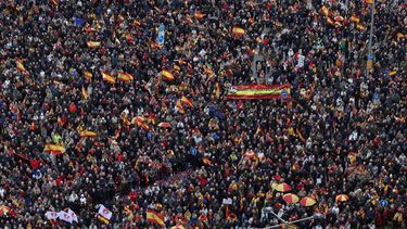 Miles de manifestantes ondean banderas españolas durante una protesta convocada por el Foro Libertad y Alternativa junto con otras asociaciones sindicalistas contra la ley de amnistía del gobierno de Pedro Sánchez para implicados en actos de terrorismo. Plaza Cibeles de Madrid, el 9 de marzo, 2024.