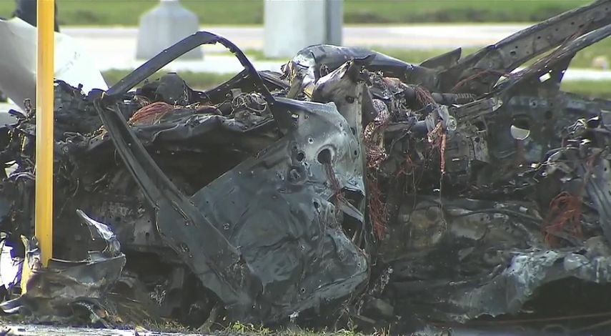 Completamente destrozado quedó el vehículo tras el accidente registrado en Hollywood, Florida. (LOCAL10)