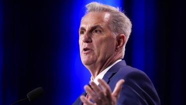 El líder de los republicanos de la Cámara de Representantes, Kevin McCarthy, habla en una reunión anual de liderazgo de la Coalición Judía Republicana en Las Vegas. (