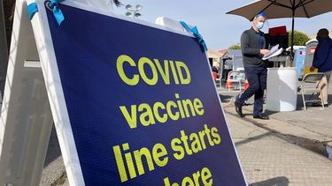 Cartel en un sitio de vacunaciones contra el coronavirus en San Francisco, California.&nbsp;