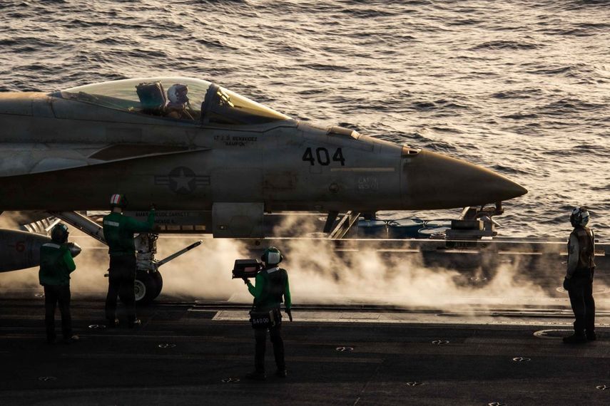 El portaviones USS Abraham Lincoln (CVN 72) continúa realizando operaciones de vuelo, tanto de día como de noche.