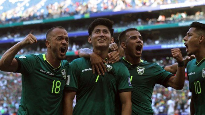 El delantero boliviano Miguel Terceros (segundo por la izquierda), número 07, celebra con sus compañeros Juan Godoy (izq.), Robson Matheus (número 14) y Ramiro Vaca (número 10) tras anotar un penal durante el partido de semifinales de la repesca de las eliminatorias para la Copa Mundial de la FIFA 2026 entre Bolivia y Surinam en el Estadio BBVA de Guadalupe, México, el 26 de marzo de 2026.&nbsp;