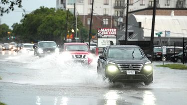 Conductores atraviesan encharcamientos en Yale Street, Heights, tras una fuerte tormenta, el martes 28 de mayo de 2024, en Houston.