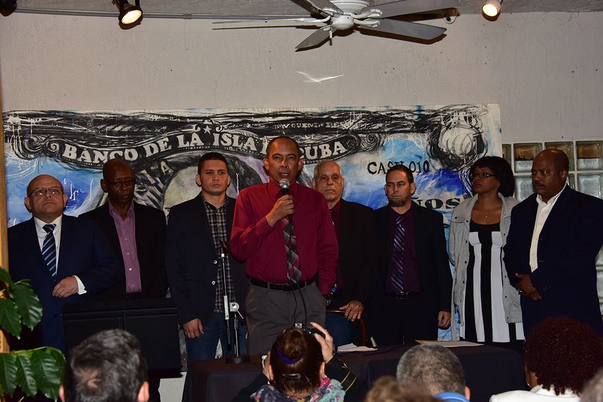 El doctor Darsi Ferrer pronuncia las primeras palabras en el encuentro convocado por la disidencia interna de visita en Miami, para el centro cultural CubaOcho.(GISELLE SANTALUCCI)