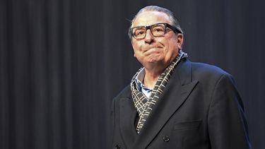 El director argentino Jorge Lavelli reacciona ante los aplausos tras un ensayo general de LOmbre de Venceslao en la Ópera de Rennes el 10 de octubre de 2016. Lavelli murió en París a los 90 años el 9 de octubre de 2023.  