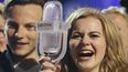 La ganadora del Festival de la Canción de Eurovisión 2013, Emmelie de Forest de Dinamarca, galardonada por su canción Only Teardrops, sostiene su trofeo al posar para los fotógrafos tras la final en la Arena Malmö en Malmö, Suecia, el 18 de mayo de 2013.