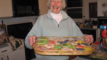 Anne McKinley lucha contra distintas condiciones médicas y hace cuatro años perdió a su marido. Estuvieron casados 59 años. Aun así, se mantiene positiva, activa con familiares y amigos. Adora hornear galletas y comerlas con sus nietos.&nbsp;