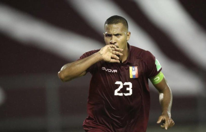 Salomón Rondón, de la selección de Venezuela, festeja tras anotar el segundo gol de su equipo ante Chile en un duelo de la eliminatoria mundialista, disputado el martes 17 de noviembre de 2020, en Caracas.