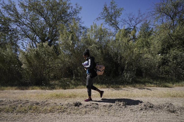 En la isla se fue, como dice el dicharacho popular, “regando la bola” de que a todo el que llegue lo dejan entrar. ¿La pregunta es bajo que estatus?