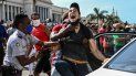 Un hombre es arrestado durante una manifestación contra el régimen del dictador cubano Miguel Díaz-Canel en La Habana, el 11 de julio de 2021. Un hombre es arrestado durante una manifestación contra el régimen del dictador cubano Miguel Díaz-Canel en La Habana, el 11 de julio de 2021.