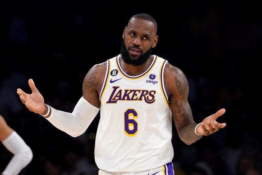 LeBron James, de los Lakers de Los Ángeles, hace un gesto durante el tercer partido de la semifinal del Oeste, ante los Warriors de Golden State, el sábado 6 de mayo de 2023.