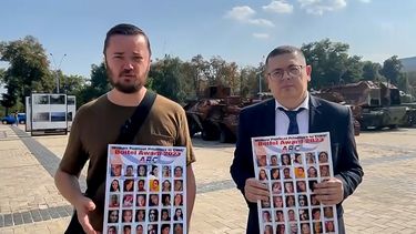 Los diputados ucranianos Maryan Zablotsky y Alexander Merezhko proclaman la adjudicación del Premio Libertad Pedro Luis Boitel 2023 a las 137 presas políticas cubanas.