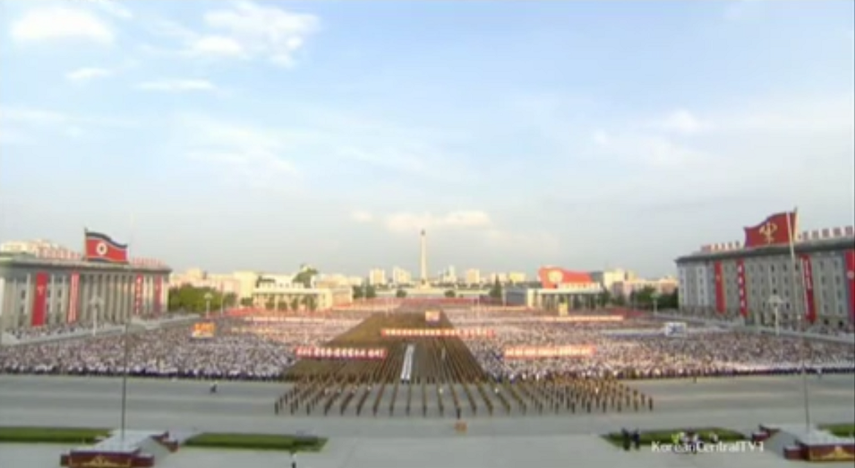 Al mitin de altos mandatarios del Gobierno norcoreano asistieron decenas de miles de ciudadanos que llenaron de manera coreográfica la plaza Kim Il-sung de la capital, y que celebraron con aplausos y gritos de victoria el avance del programa nuclear de su