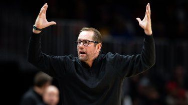 Nick Nurse, entrenador de los Raptors de Toronto, levanta los brazos durante un partido ante los Hawks de Atlanta, el 19 de noviembre de 2022.