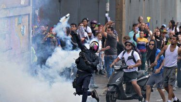 Opositores a la dictadura Nicolás Maduro se enfrentan con la policía antidisturbios durante una protesta en el barrio de Catia, en Caracas, el 29 de julio de 2024, un día después de las elecciones presidenciales en las que el tirano hizo fraude para seguir en el poder.
