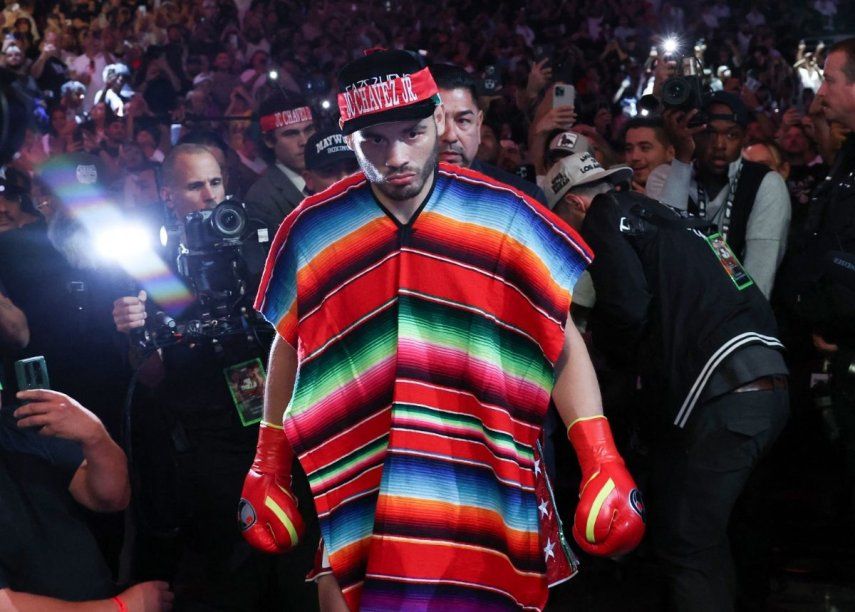 El mexicano Julio César Chávez Jr. llega a su combate de boxeo de peso crucero contra el estadounidense Jake Paul en el Honda Center de Anaheim, California, el 28 de junio de 2025. Estados Unidos extraditó al boxeador mexicano Julio César Chávez Jr. a México tras su arresto en Los Ángeles y su acusación de vínculos con el narcotráfico, informó el Registro Nacional de Detenciones el 19 de agosto de 2025.