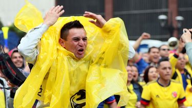 Aficionados de&nbsp;Colombia&nbsp;observan el partido frente a Japón durante el Mundial de Rusia 2018 hoy, martes 19 de junio de 2018, en Bogotá.