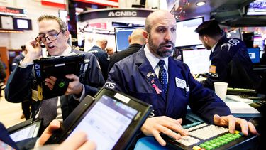 Wall Street abrió con pérdidas y el Dow Jones de Industriales, su principal indicador, bajaba un 1,58%, en una jornada marcada por la llamada del secretario del Tesoro a los principales bancos de Estados Unidos preocupado por la volatilidad de los mercados.