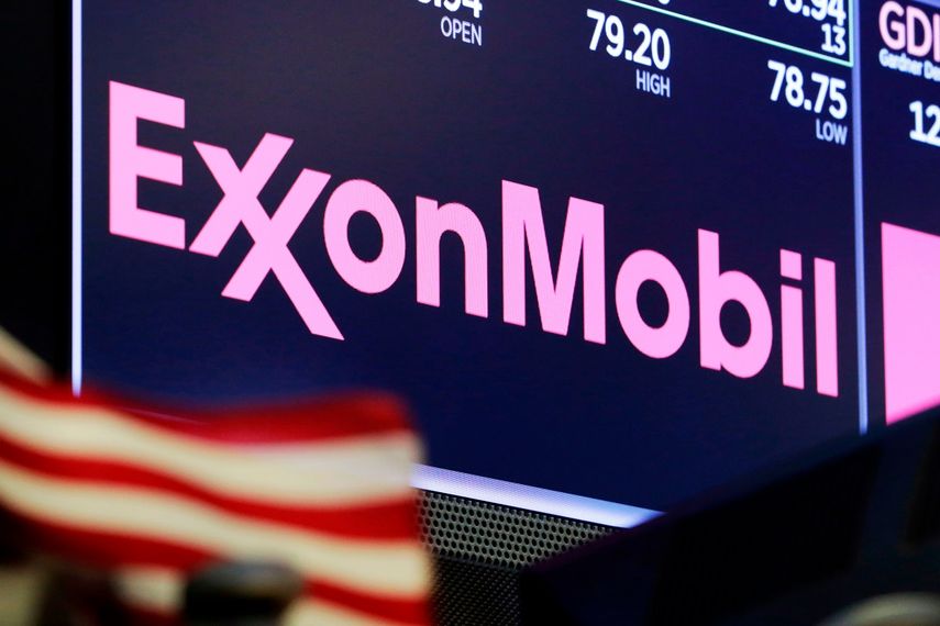 En esta foto de archivo del 23 de abril de 2018, el logotipo de ExxonMobil aparece sobre un puesto de negociación en el piso de la Bolsa de Valores de Nueva York.&nbsp;&nbsp;