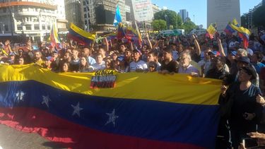 Venezolanos en el exilio desde Argentina gritan: Gloria al bravo pueblo.&nbsp;