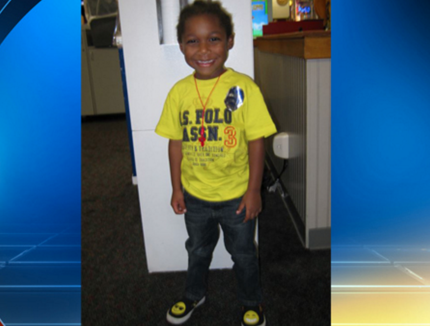 El pequeño fue aparentemente abandonado en un&nbsp;Chuck E. Cheese de Sunrise, Florida.&nbsp;