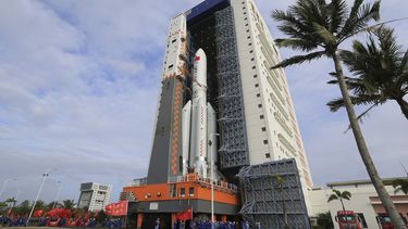 En esta imagen publicada por la agencia de noticias Xinhua, el módulo laboratorio espacial Mengtian y el cohete Long March-5B Y4 son transportados a la zona de lanzamiento en el centro de lanzamiento de satélites Wenchang en la provincia de Hainan, en el sur de China, el 25 de octubre de 2022.&nbsp;