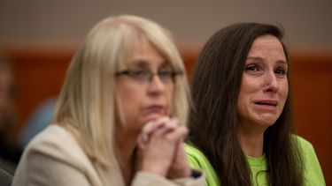 Kouri Richins reacciona mientras su hermano, Ronney Darden, habla en su nombre durante su sentencia en el Tribunal del Tercer Distrito el 13 de mayo de 2026 en Park City, Utah.