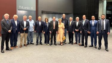 Integrantes del Grupo IDEA junto a Edmundo González Urrutia.