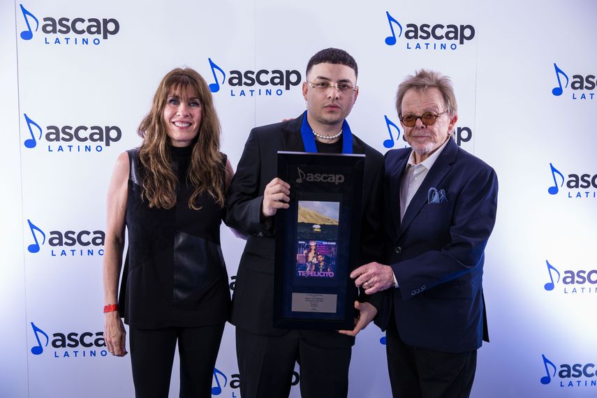 Gabriela Gonzalez, VP de Membresia Latina y Asuntos Internacionales ASCAP, Keityn, Compositor del Año, y Paul Williams, presidente de ASCAP.