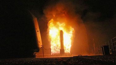 El crucero de misiles guiados USS Monterey (CG 61) dispara un misil de ataque terrestre Tomahawk. Monterey se despliega en el área de operaciones de la Quinta Flota de los EEUU.&nbsp;