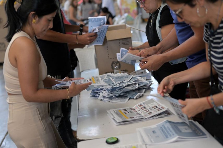 Los funcionarios de la mesa electoral cuentan las papeletas en un puesto de votación durante las elecciones presidenciales en Cali, Colombia, el 31 de mayo de 2026.