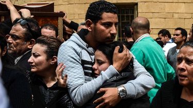 Familiares de los coptos que fallecieron en el atentado de la iglesia de Alejandría el sábado 8 de abril, asisten a su funeral en Alejandría, Egipto.