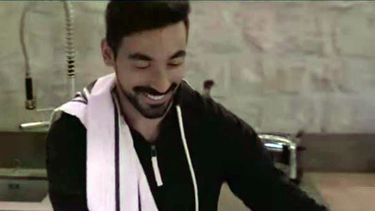 En tomas realizadas en escenarios de viviendas de lujo, el delantero del París Saint-Germain se viste y se desviste, mostrando su cuerpo tatuado y sus abdominales marcados. Con la torre Eiffel de fondo, Lavezzi se quita las gafas y lanza miradas rudas,