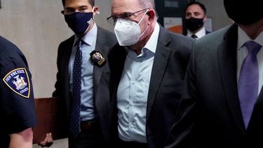 Allen Weisselberg, director financiero de la Organización Trump, es conducido para su audiencia ante el tribunal de Manhattan.