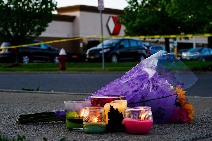Flores y velas, en el exterior del supermercado escenario de una balacera, en Buffalo, Nueva York, el 15 de mayo de 2022.&nbsp;