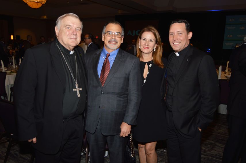 El arzobispo de Miami, Su Excmo. y Rvdmo. Monseñor Thomas Wenski; Raoul G. Cantero, Ana Perdomo-Cantero y el Rvdo. Padre Richard Vigoa  