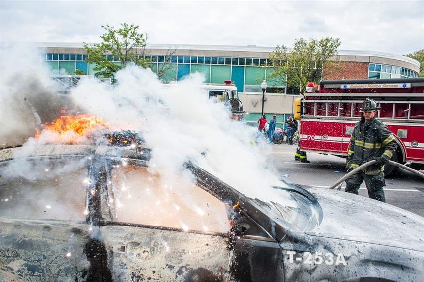 Los jóvenes lanzaron piedras y ladrillos contra un autobús y destrozaron un vehículo de la policía en el noroeste de la ciudad, a pocas calles del lugar del entierro, mientras la policía trataba de contener los disturbios con gases lacrimógenos