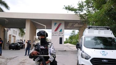 Las fuerzas militares vigilan la entrada del hotel después de un enfrentamiento armado cerca de Puerto Morelos, México, el jueves 4 de noviembre de 2021