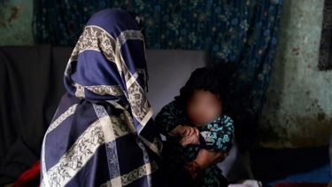 Bibi sostiene a su bebé Lila, de cuatro meses