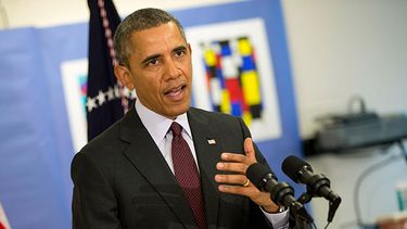 El presidente Barack Obama responde preguntas relacionadas con la situación en Ucrania, durante una visita a una escuela en Washington. (AP Photo/Pablo Martinez Monsivais)
