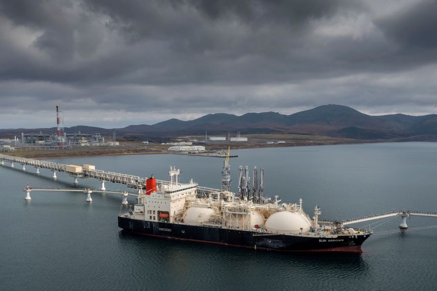 En esta imagen de archivo, el petrolero Sun Arrows llena sus depósitos de gas natural licuado, del proyecto Sakhalin-2, en el puerto de Prigorodnoye, Rusia.&nbsp;