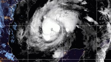 Imagen de satélite facilitada por la Oficina Nacional de Administración Oceánica y Atmosférica de Estados Unidos (NOAA por sus siglas en inglés) que muestra la tormenta tropical Zeta en el centro del Golfo de México, el miércoles 28 de octubre de 2020 a las 06:52 EDT.&nbsp;