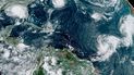 Esta imagen satelital proporcionada por la Oficina Nacional de Administración Oceánica y Atmosférica de Estados Unidos se muestran cinco tormentas tropicales en el Atlántico, el lunes 14 de septiembre de 2020. 