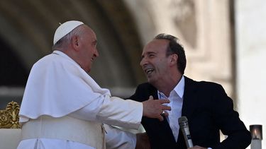 El Papa Francisco abraza al actor y director de cine italiano Roberto Benigni tras su discurso durante una misa en el Día Mundial del Niño en la Basílica de San Pedro en el Vaticano el 26 de mayo de 2024.