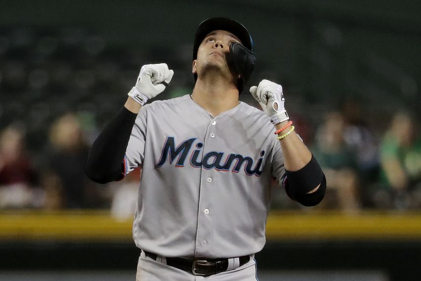 Rojas, de 30 años de edad, ha sido uno de los jugadores de más alta producción este año con los sotaneros Marlins, al promediar .282 con cinco cuadrangulares y 45 carreras remolcadas en los 124 juegos que ha disputado este año.