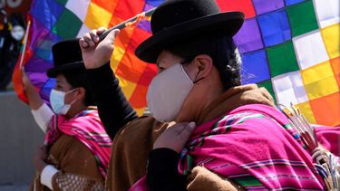 Simpatizantes del gobierno llevan banderas Wiphala mientras marchan a favor del presidente boliviano Luis Arce en La Paz, Bolivia, el martes 12 de octubre de 2021.  