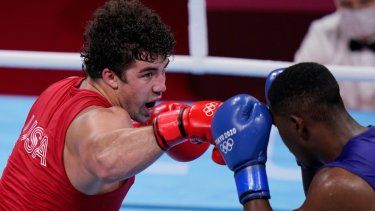 El estadounidense Richard Torrez Jr. (izquierda) intercambia golpes con el cubano Dainier Peró durante el combate de peso superpesado en los Juegos Olímpicos de 2020.